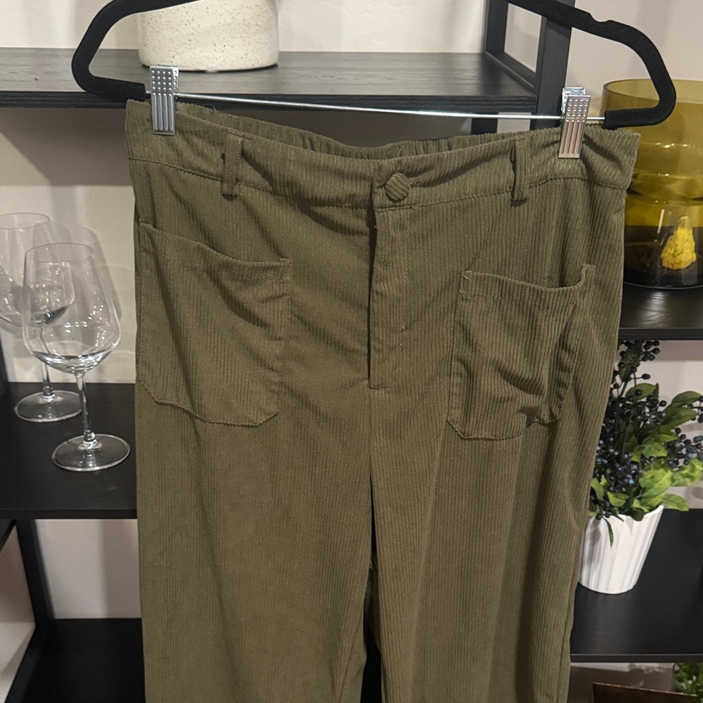 Olive Green Women's Pants and Floral Flowy Top - Picture 6 of 8